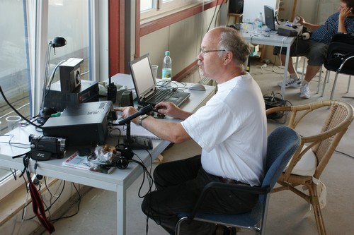 Hans PA7HPH bezig een qso te maken op 23 cm. En het viel niet mee.Gelukkig hadden we Internet om afspraken te maken.